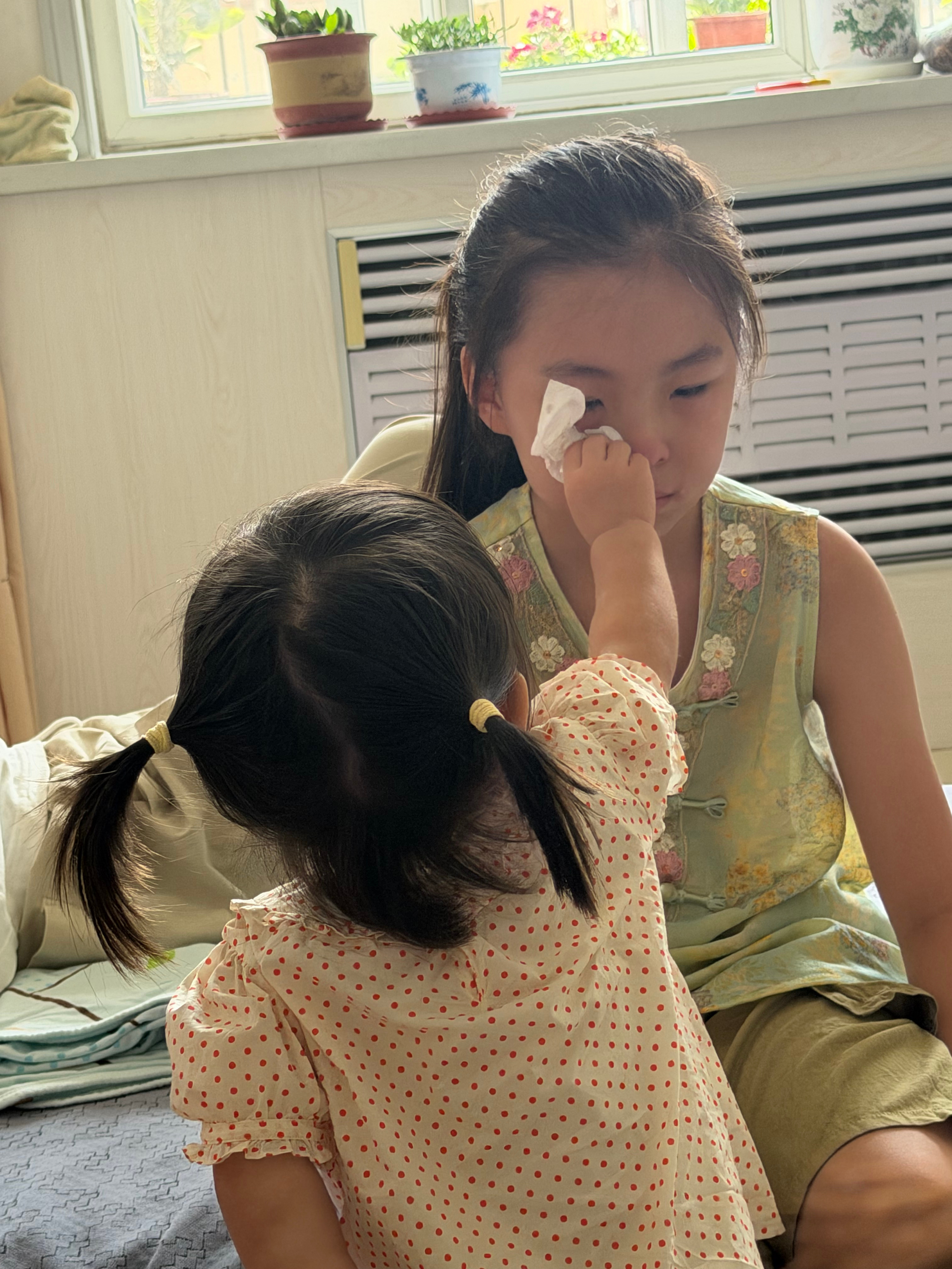外甥女哭了小满叫我妈妈你过来一下，我给你说个悄悄话我把耳朵凑过去，小满说，姐姐哭