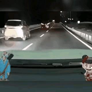 黑车在马路上自以为是，在车流中左右来回变道，前后穿梭，速度还很快，自以为游刃有余