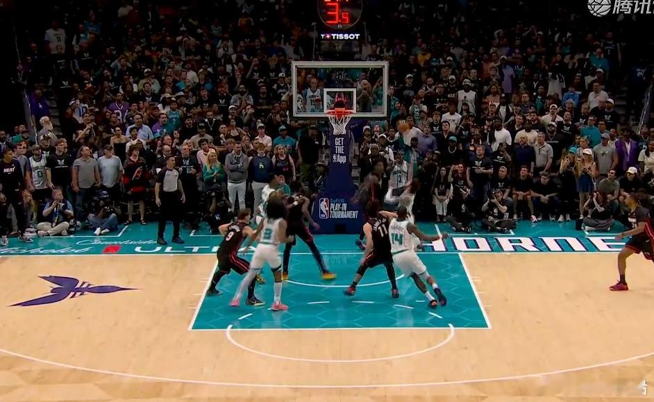 这球，不就是乔丹米勒的绝活吗？停球，另一个脚不落地？？？？？？？？？？？ 