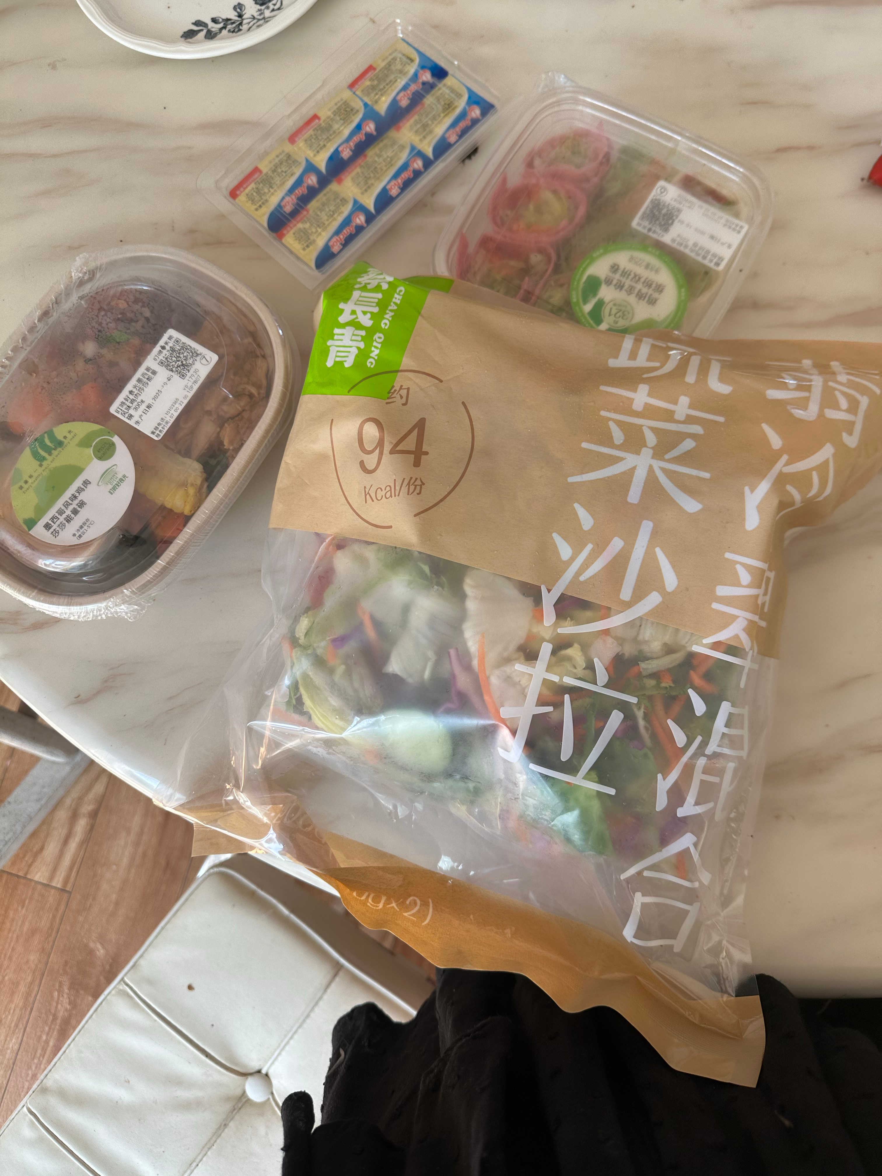 上午外卖一直没送来，喝了三杯美式后送来已经没食欲了。嗯，今天的饭攒到冰箱里明后再