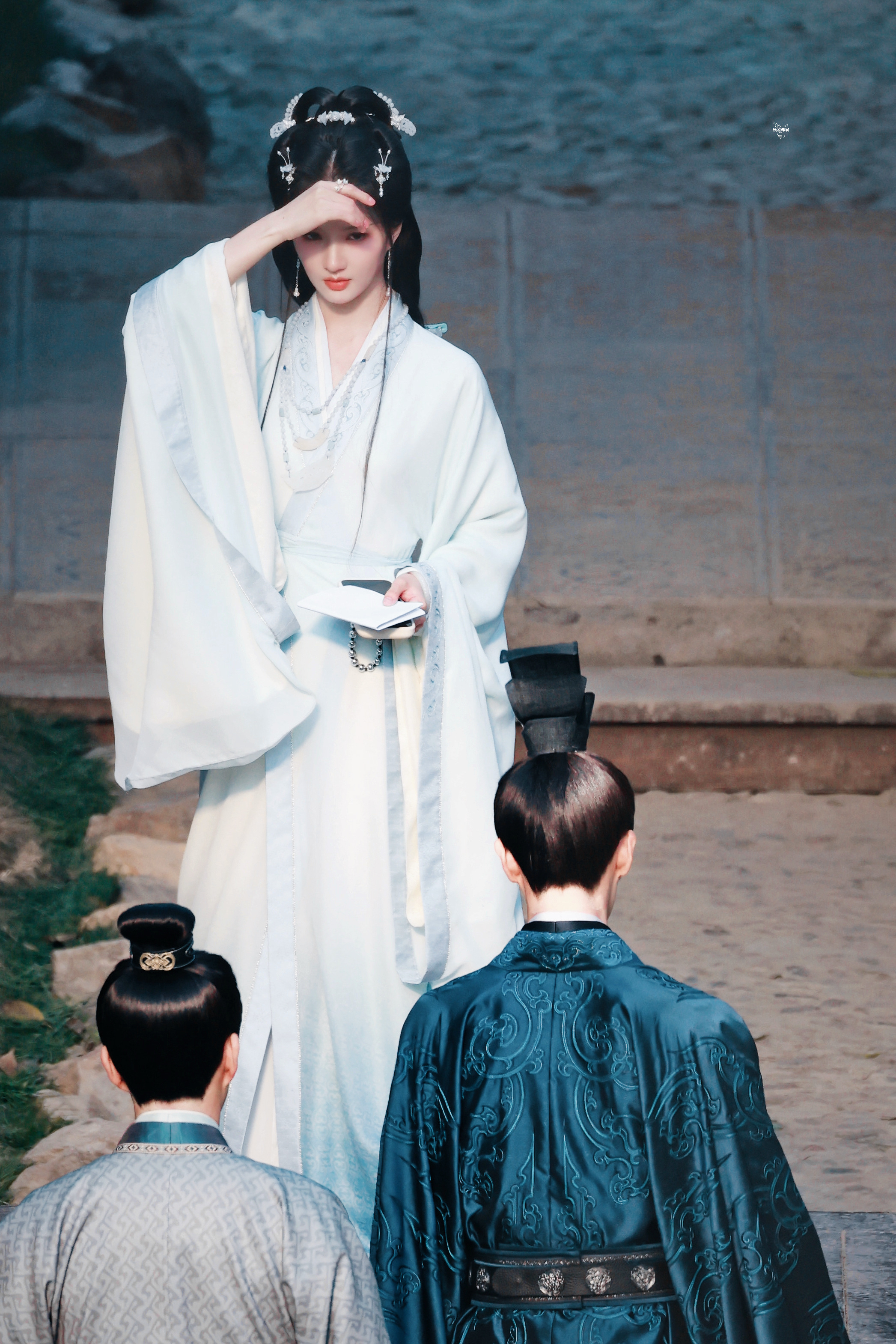 些宁第一个造型 那必须存档下～～～刘些宁 《归良辰》☽ 蓝衣+玉饰项链 