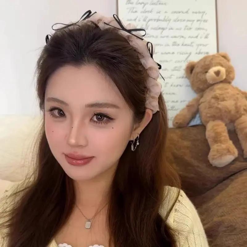 女生选发箍，这几点重点要看 这款黑色布质发箍适合女生日常佩戴，风格清新甜美又可爱