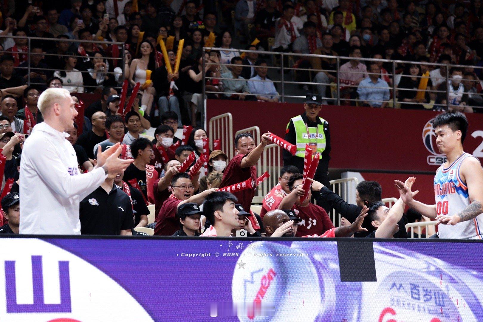 《无惧漫骂》#季后赛谁是大赢家##新疆男篮##小卢篮球世界# ​​​