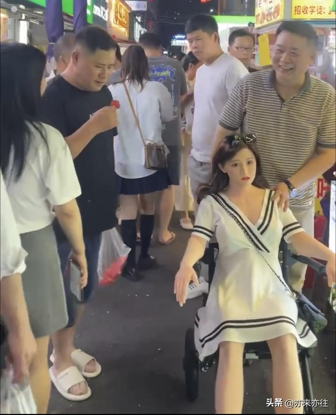 绝对中国好男人一个！！！

尽管女朋友不曾言语，但大哥还是这么体贴入微，善解人意