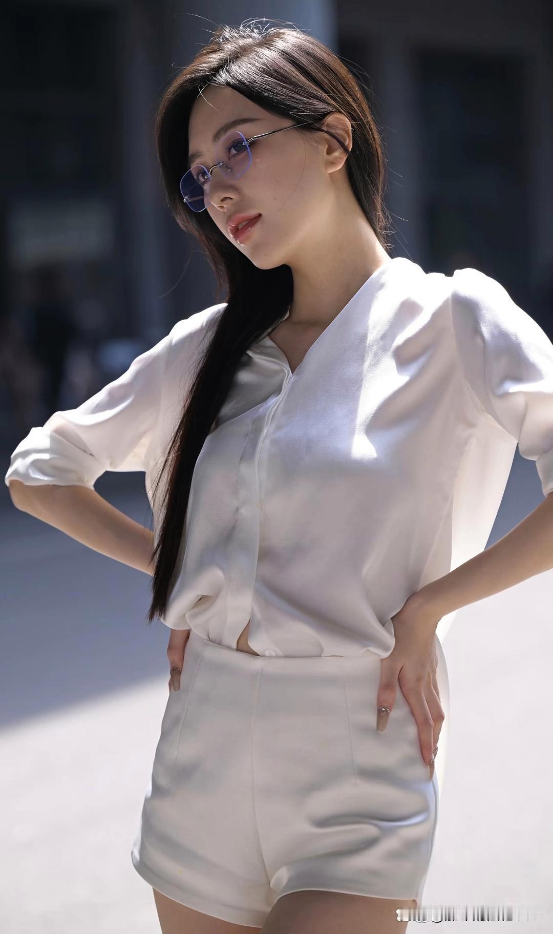 都市时尚少女的白衬衫加短裤穿搭，真的是阳光下的清新绝配。
白色亚麻衬衫配白色亚麻
