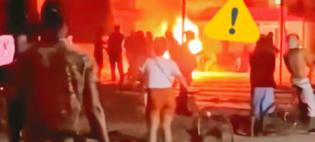 炸锅！古巴彻底乱了。
古巴中部城市莫隆发生严重抗议事件，抗议者冲入执政党办公室纵