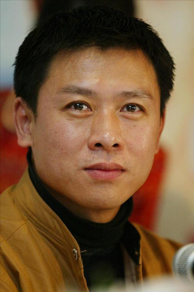 演员，胡亚捷，和老婆吵吵闹闹，弄到了离婚的地步，两人商议分财产，先从儿子说起，汤