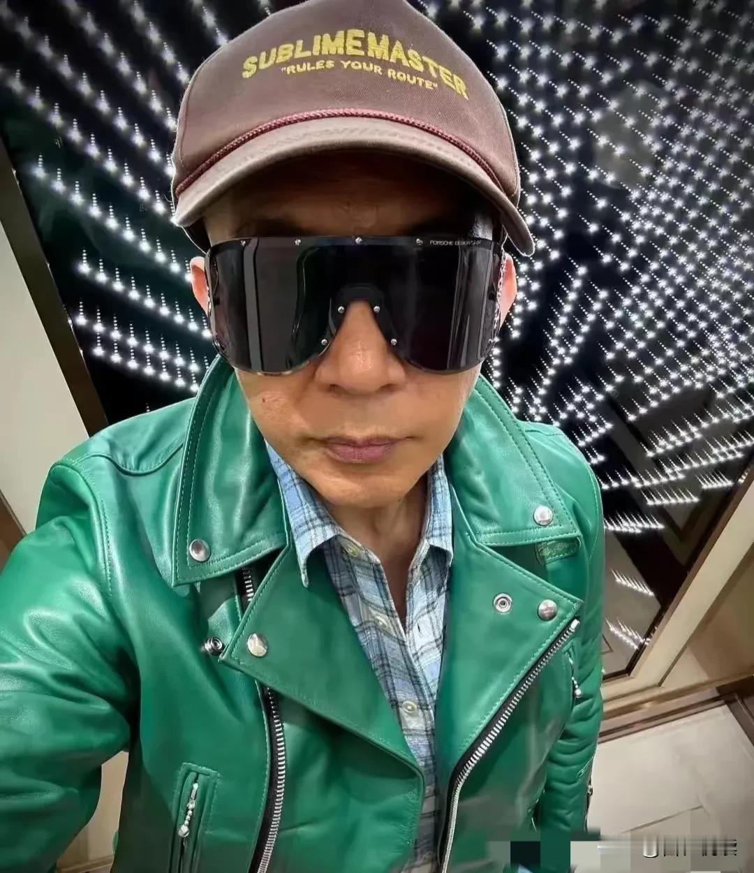 你发现了吗
具俊晔具光头
衣服是有两件的
帽子也是有两顶的

就是墨镜，只有一副