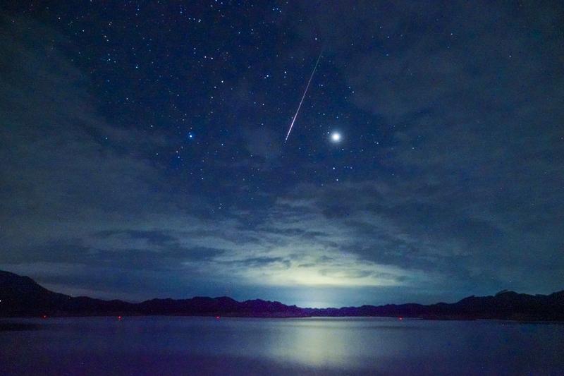 "流星"用家乡方言怎么说？我先来，我们客家话称其为“赖屎星”。今晚，我妈问我:"