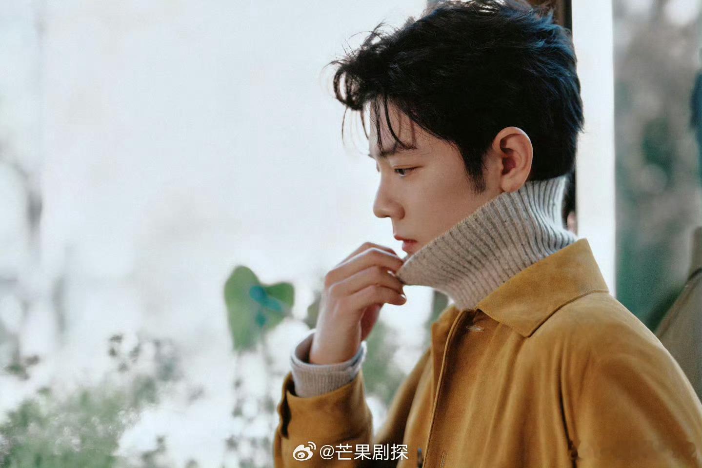 肖战这套完全冬日暖阳肖战亮黄色衬衣 行走的衣架子，穿的好好看 