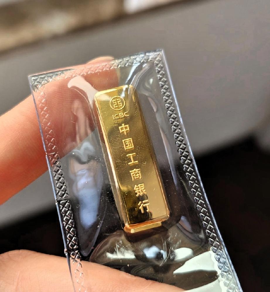 看了今天的金价，
我感觉自己血压飙升了，
昨天金价891一克，现在已经跌到了
8
