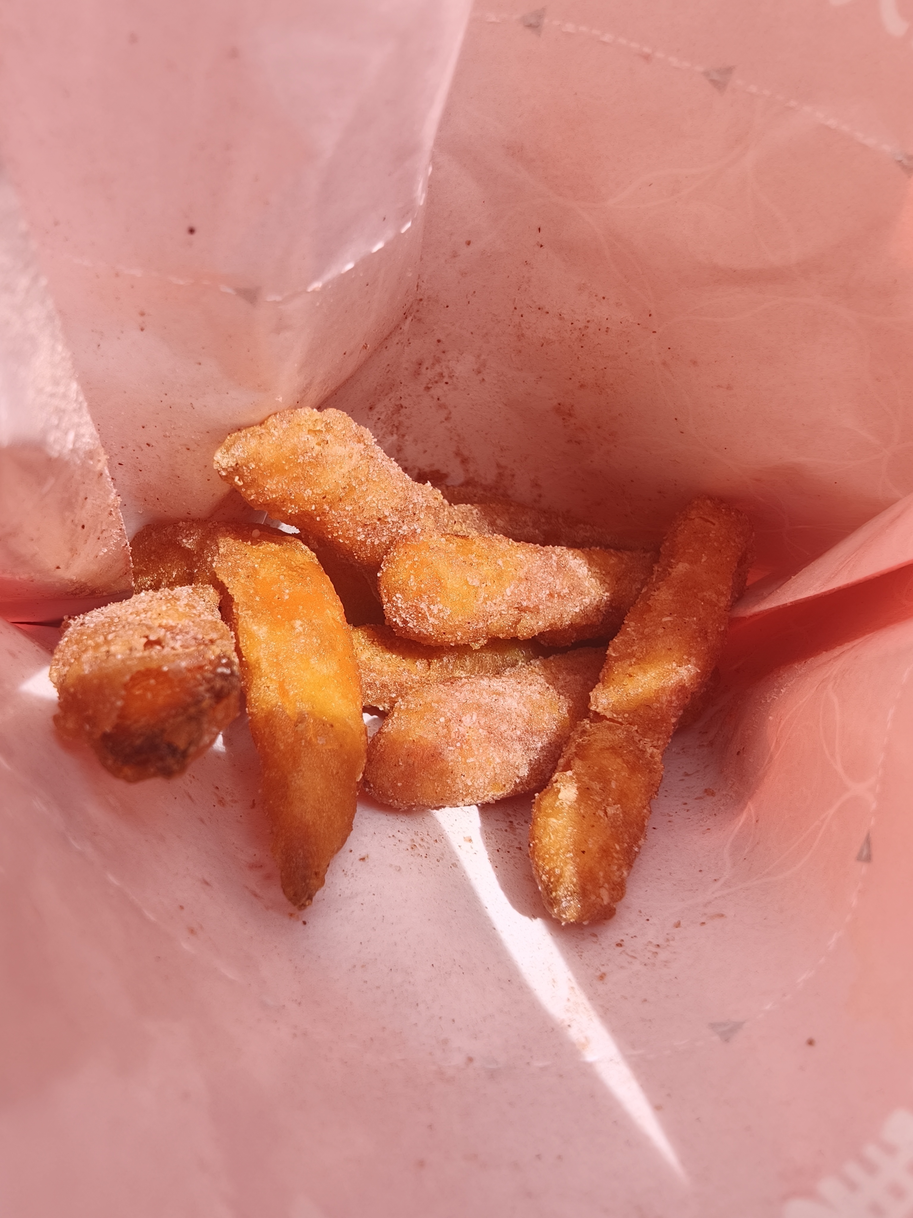 这家煸鸡的甘梅地瓜好好吃，吃好多。 