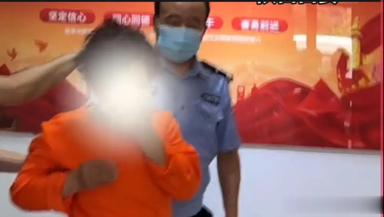 西安警方发布视频，抓获当街偷走老人水果的女人。面对镜头，偷水果女人郭某承认
