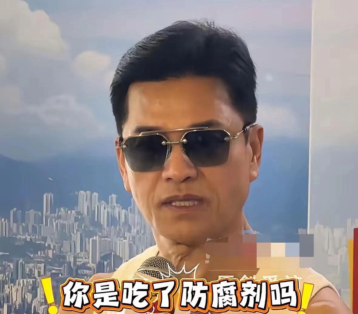 周润发问吕良伟：你是吃了防腐剂吗？