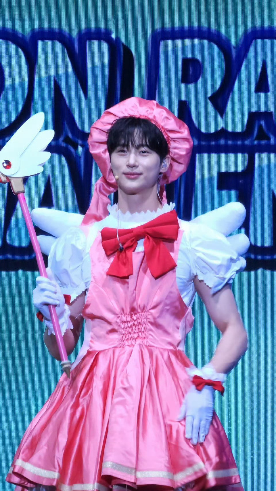 #边佑锡cos百变小樱#看得出他是公主，边佑锡cos百变小樱好可爱啊，摆pose