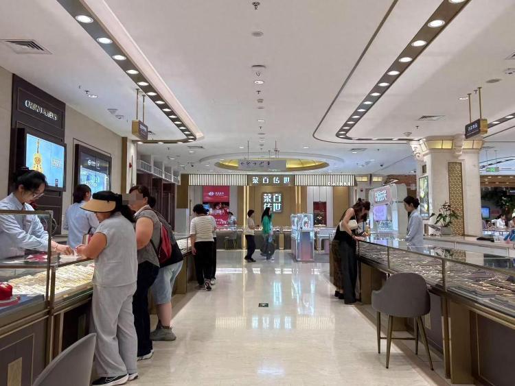 金价跌破980元/克！北京菜百店员称购买投资金条者减少约六成