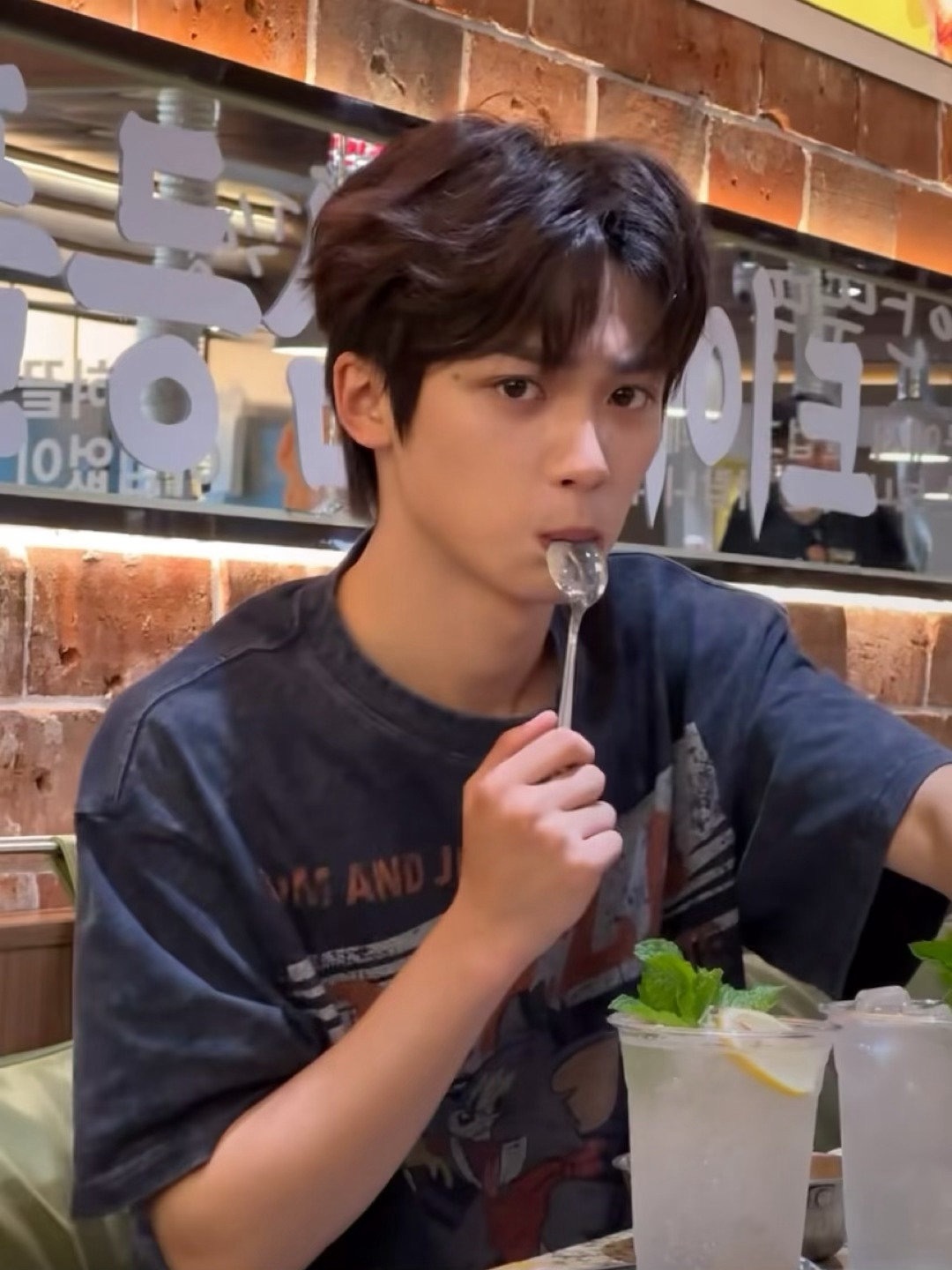梓渝｜一组live生图汇总，天生的艺人风范，活力满满的精致男孩，好像夏日里的一股