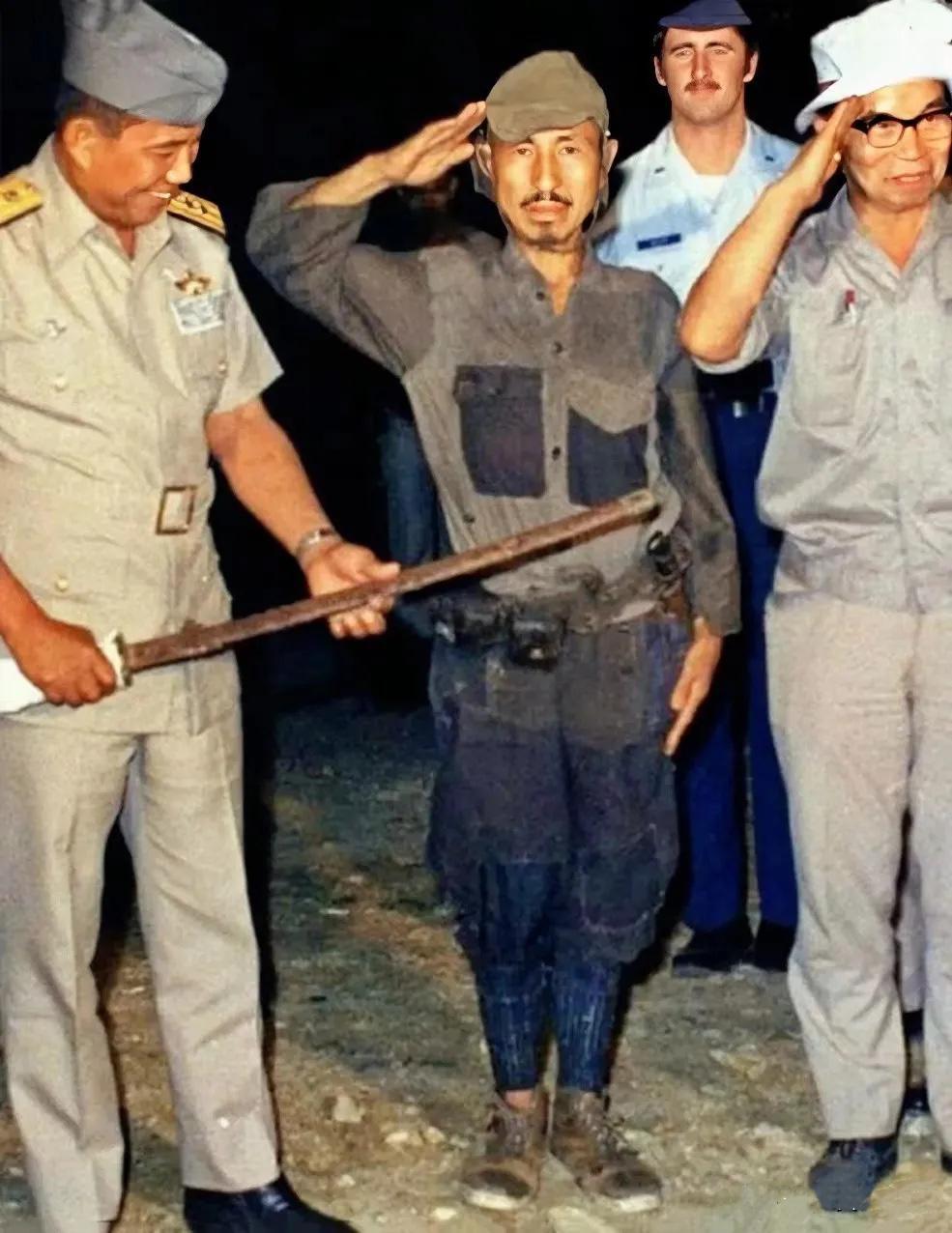 1974年3月10日，独自战斗了29年的小野田宽郎，将军刀交给菲律宾军司令，成为