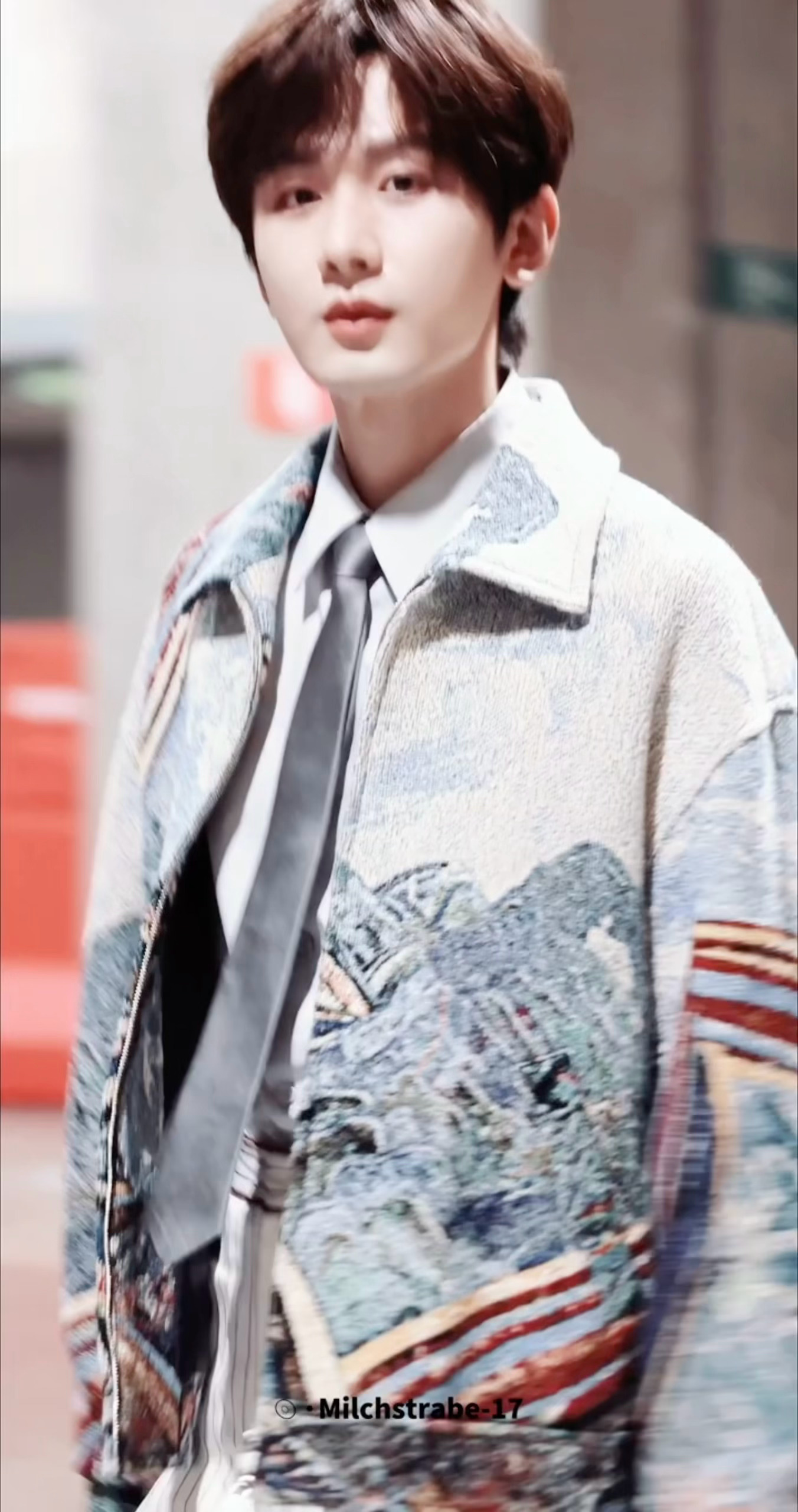 此男好会，就这样直勾勾的看着你笑