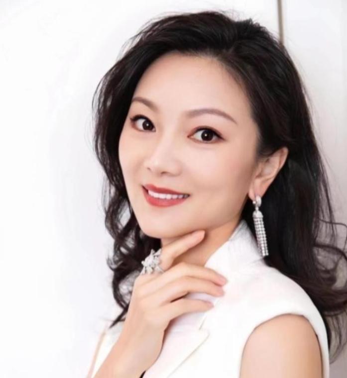 1999年，18岁的陈婷正在上课时，突然感觉一阵恶心呕吐，同桌问她：“你怎么啦？