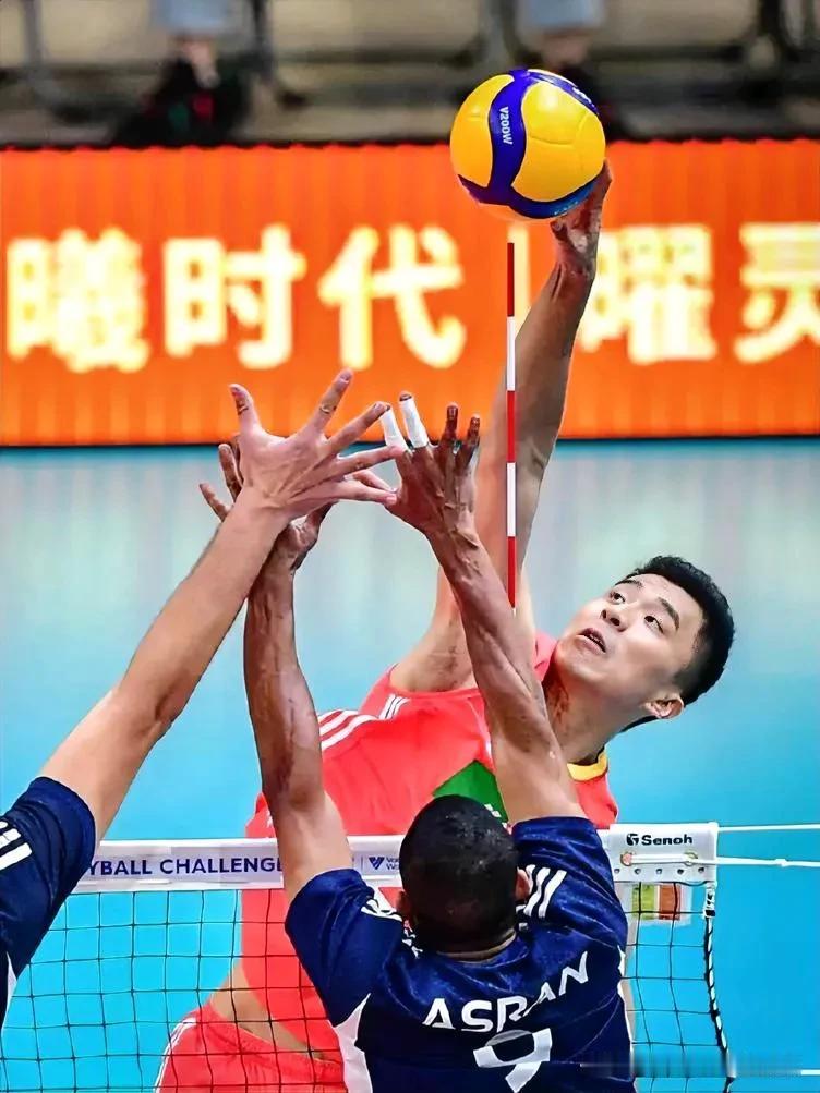 2024国际排联男排挑战者杯最新🆕赛况:7月6日
半决赛
中国男排直落三局，(