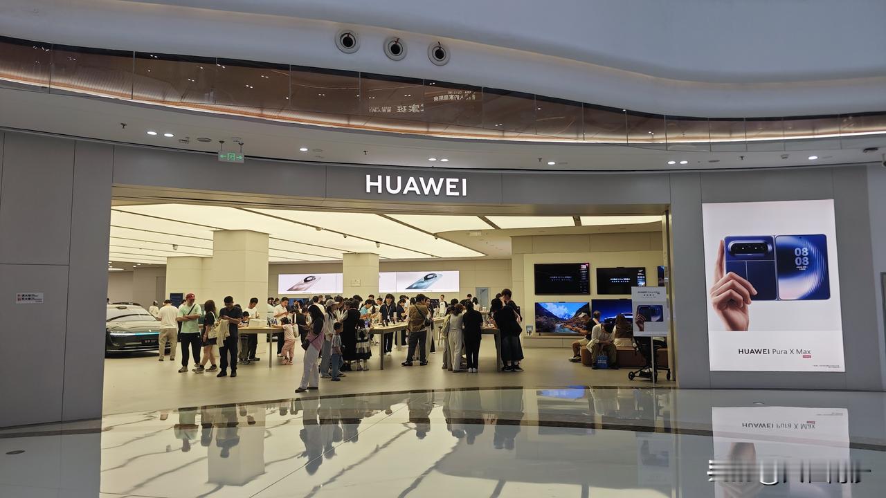 南沙万达华为的店人真的是多呀！其他手机店看到应该满满的羡慕嫉妒恨吧。
怎么大家都