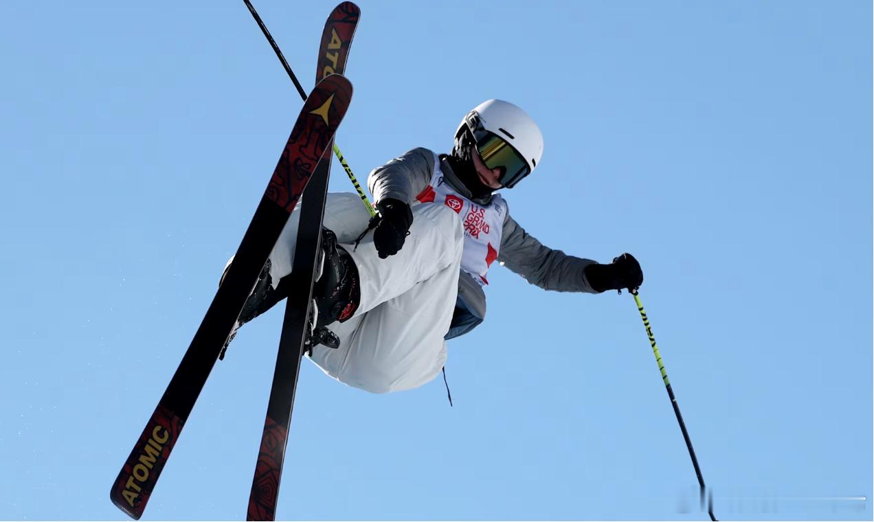 运动场的李方慧英姿飒爽，赛场之外则是秀外慧中。米兰冬奥会加油👏一人一张运动员反