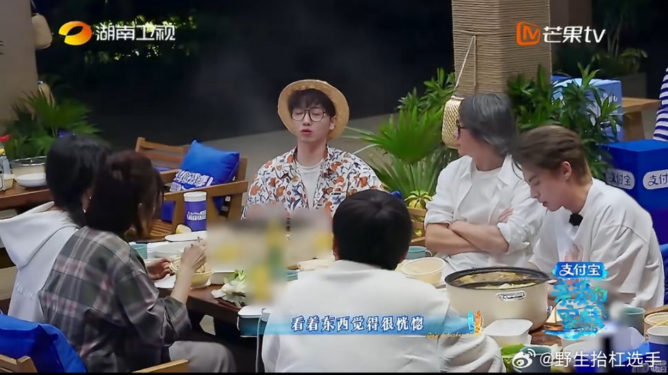 大厂员工压力大喝中药是常态亲爱的客栈里大厂嘉宾坦言职场压力大，着急到发抖还得靠中