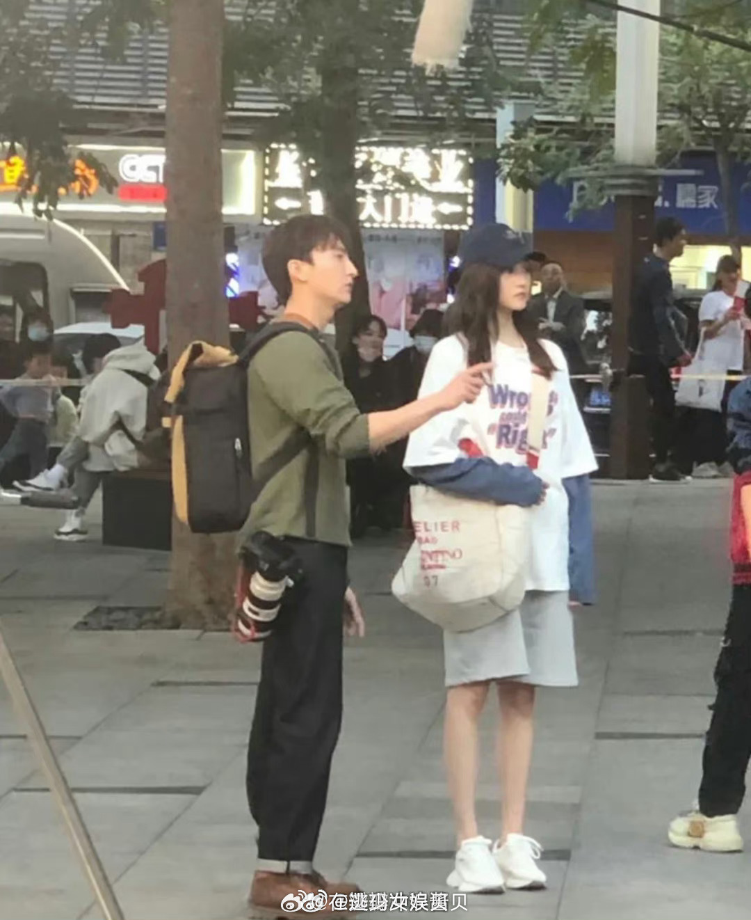 关晓彤家世好，长的好，性格好，身材好，完全扒不出黑点，黑子只能说她壮