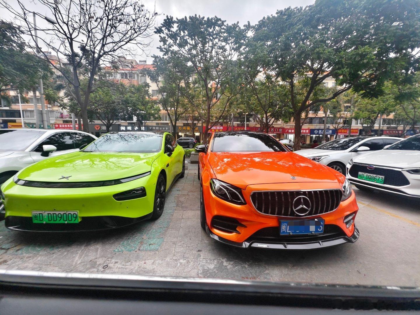一台长轴的奔驰E贴这个色很骚包啊，有点好看！ ​​​