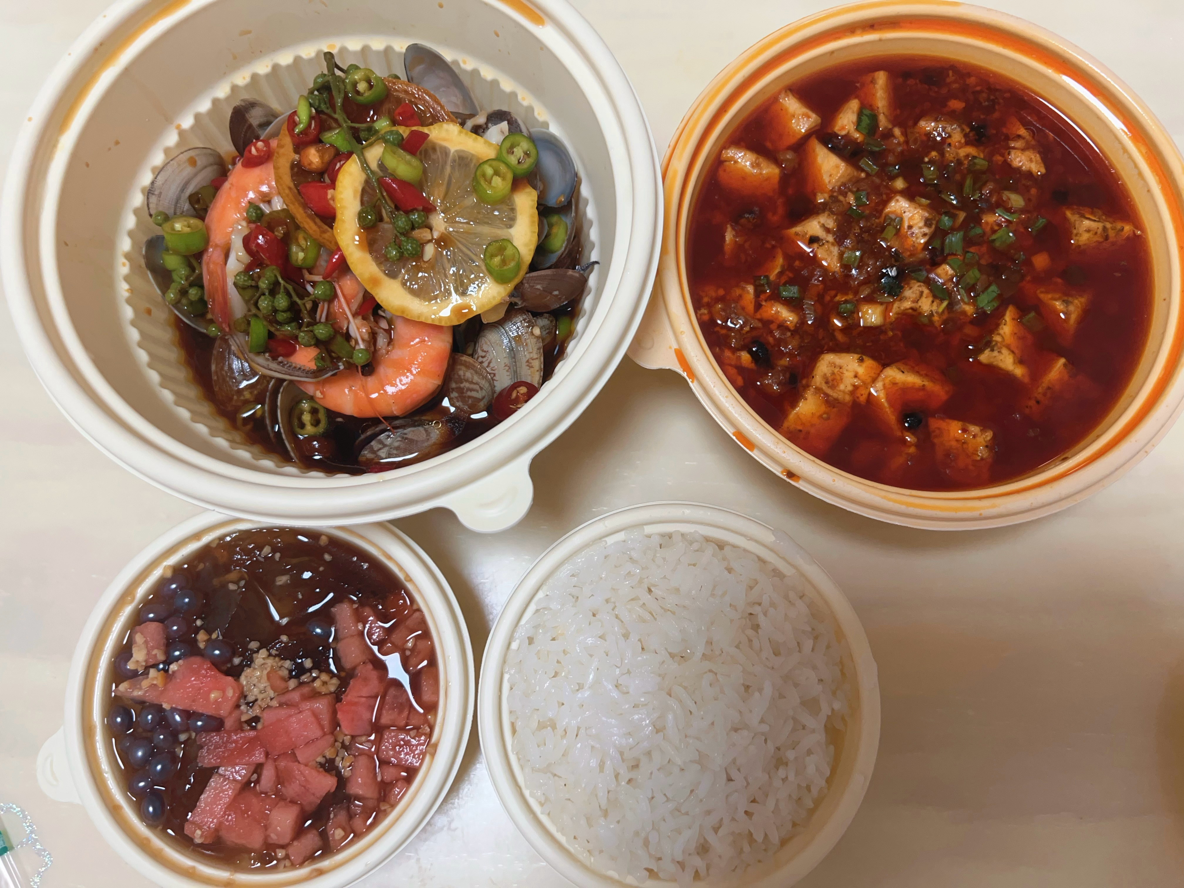 本来说从今天起不吃晚饭了结果看到小麻吃豆腐，那就从明天开始吧