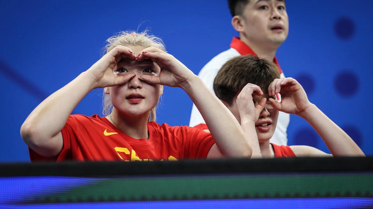 昨晚中国女篮有两个有意思的镜头！

1，美国NBA传奇球星奥尼尔现身中国女篮与印