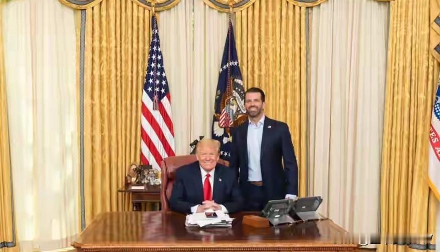 特朗普为了得到格陵兰岛，又要挥起关税大棒了。近日，特朗普在白宫举行医疗圆桌会议上