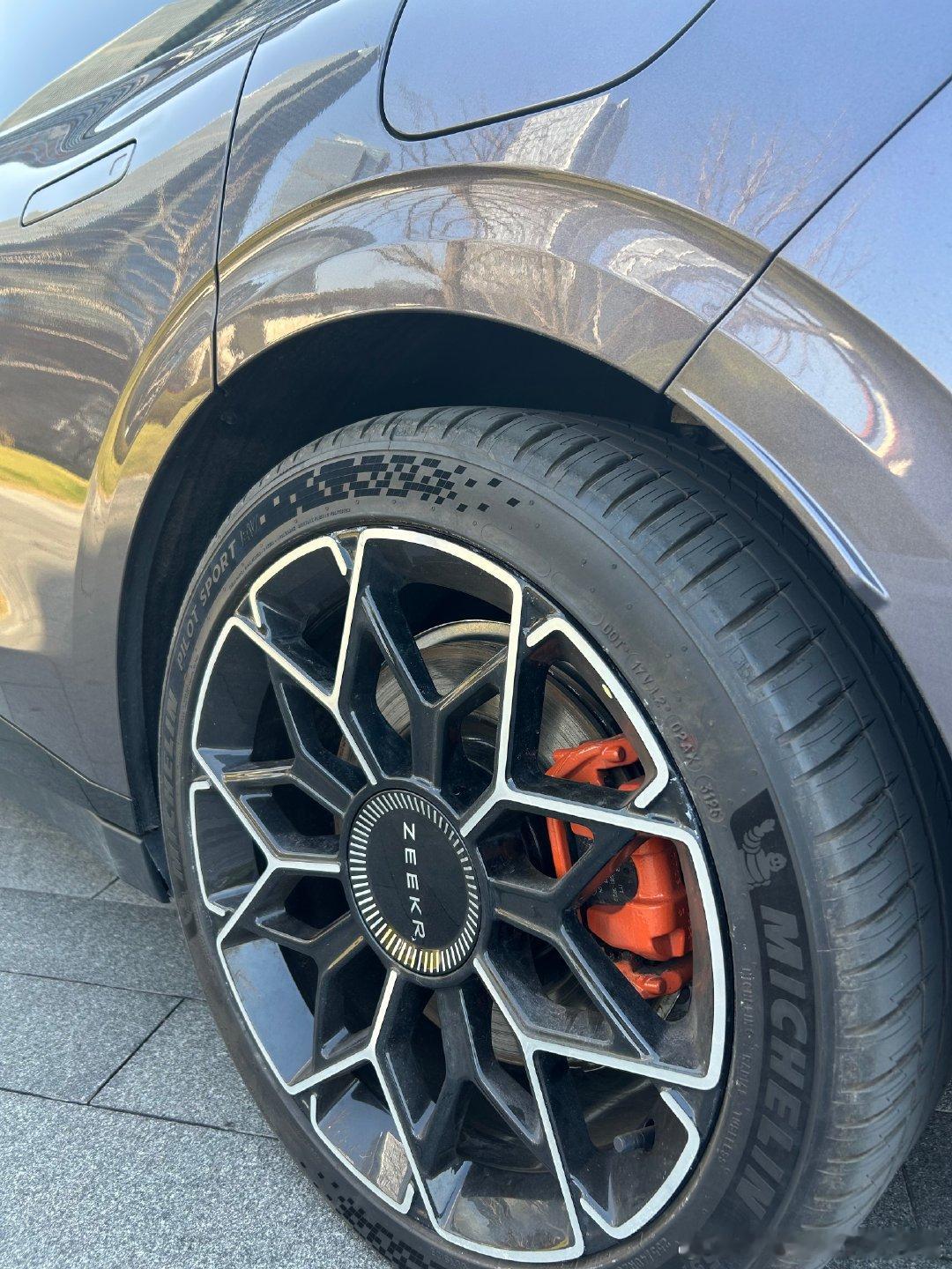 谁说车只单单是代步工具？极氪007GT第一个不答应！ 这款车简直就是行走的时尚单