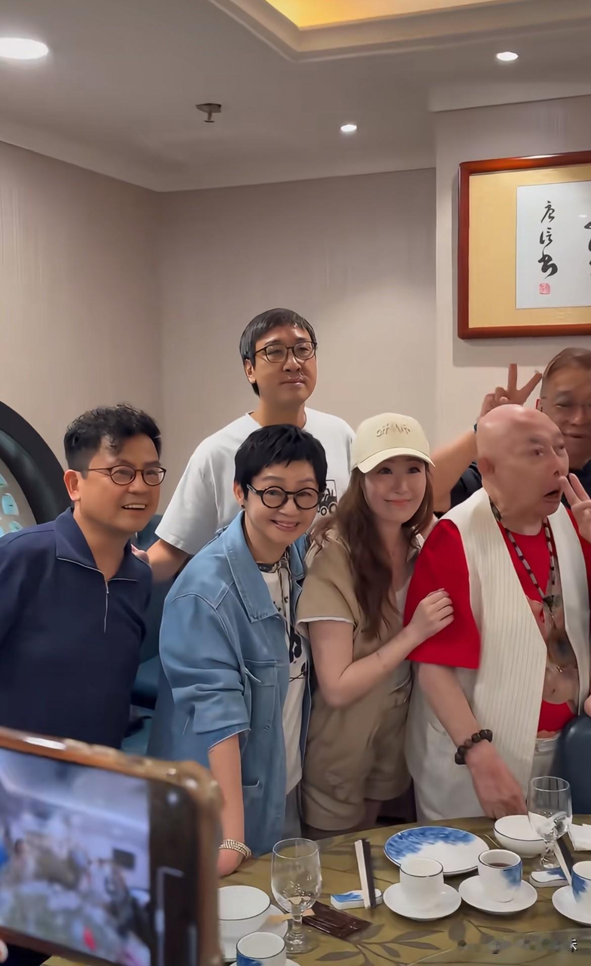 为了不给星爷留遗憾，所有人都来了！
这么多老班底，李力持跟周生也不捧个场[抠鼻]