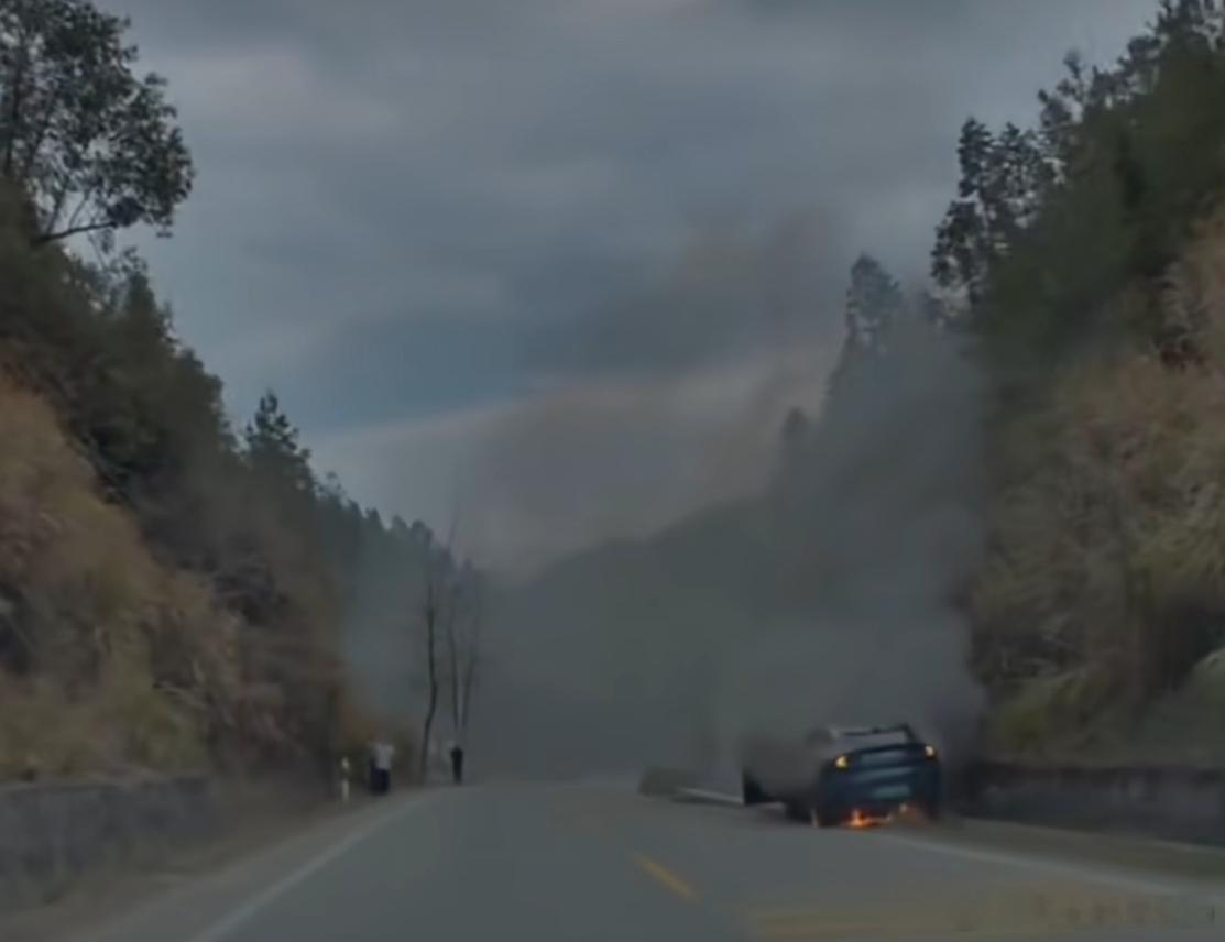 B站有人圈我和出来辟谣奇怪啊，YU7把路灯的钢柱都撞倒在地上了，车门打开，全车人