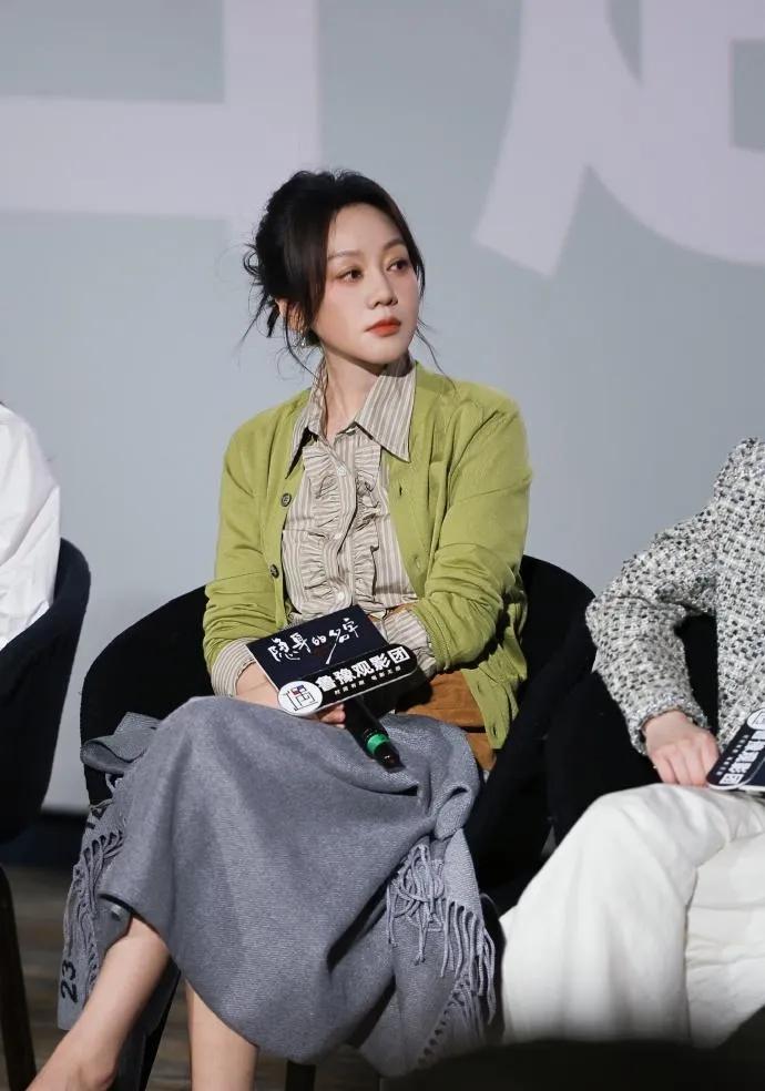 55岁闫妮的状态也太绝了！✨
牛油果绿开衫+条纹衬衫，这配色真的太高级了。
完全