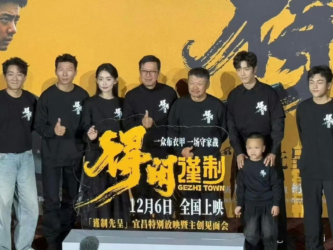 很写实的台词，也很兰晓龙风格，带点黑色幽默。肖战饰演的莫得闲给大家喊：打日本鬼子