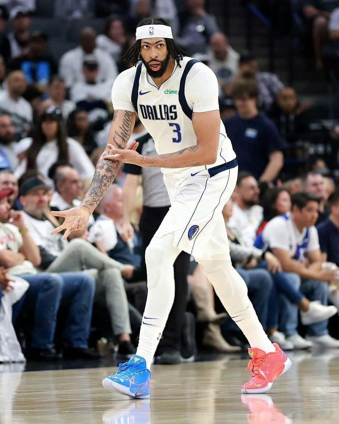 浓眉现有合同还剩下3年、总额接近1.7537亿美元，其中2025-26赛季薪资5