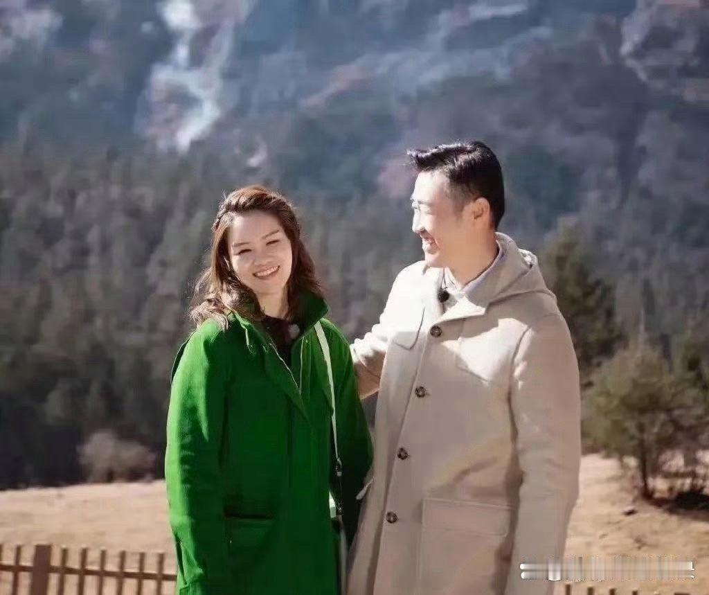 李娜台上光彩照人，时尚界的宠儿，台下却是姜山的温柔贤妻 