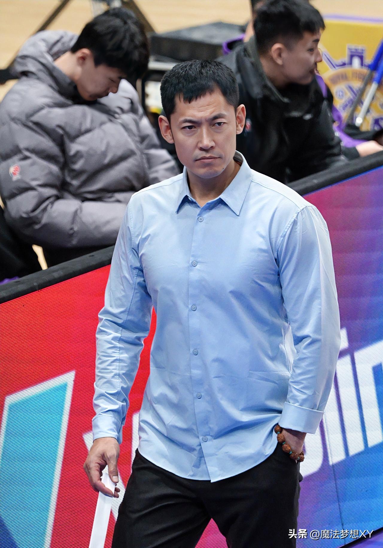 比许利民更离谱的教练出现了
那就是张庆鹏
许利民是不会用人，而张庆鹏是
被对方小