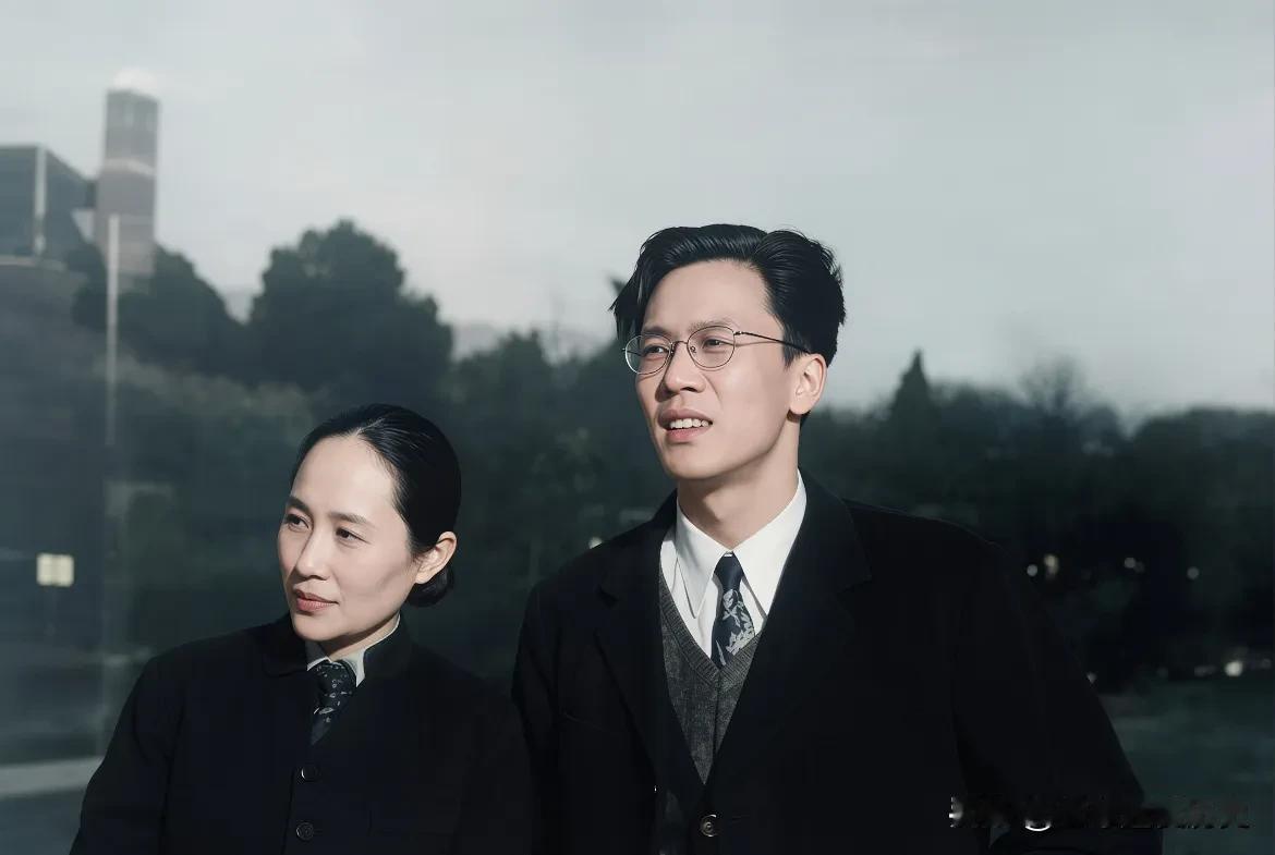 在这张静谧的合影中，华罗庚戴着细框眼镜，身着西装搭配针织马甲，尽显儒雅斯文，目光