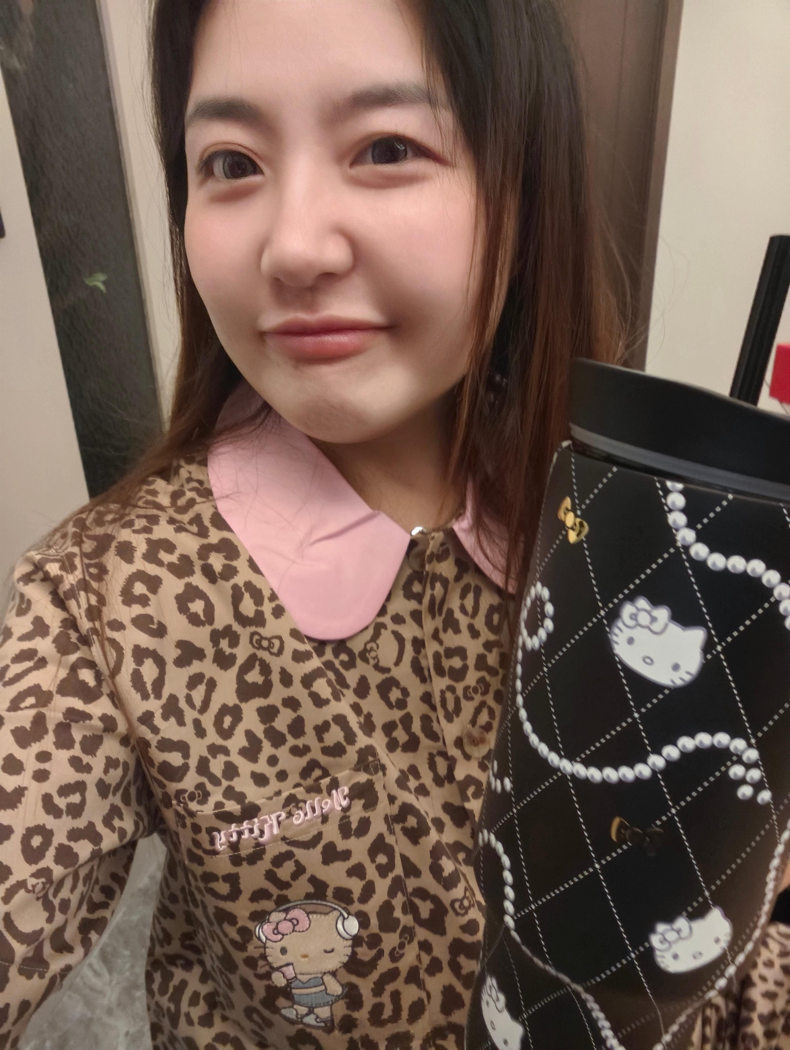 没有工作的时候，胖酒就在家里和各种Kitty贴贴