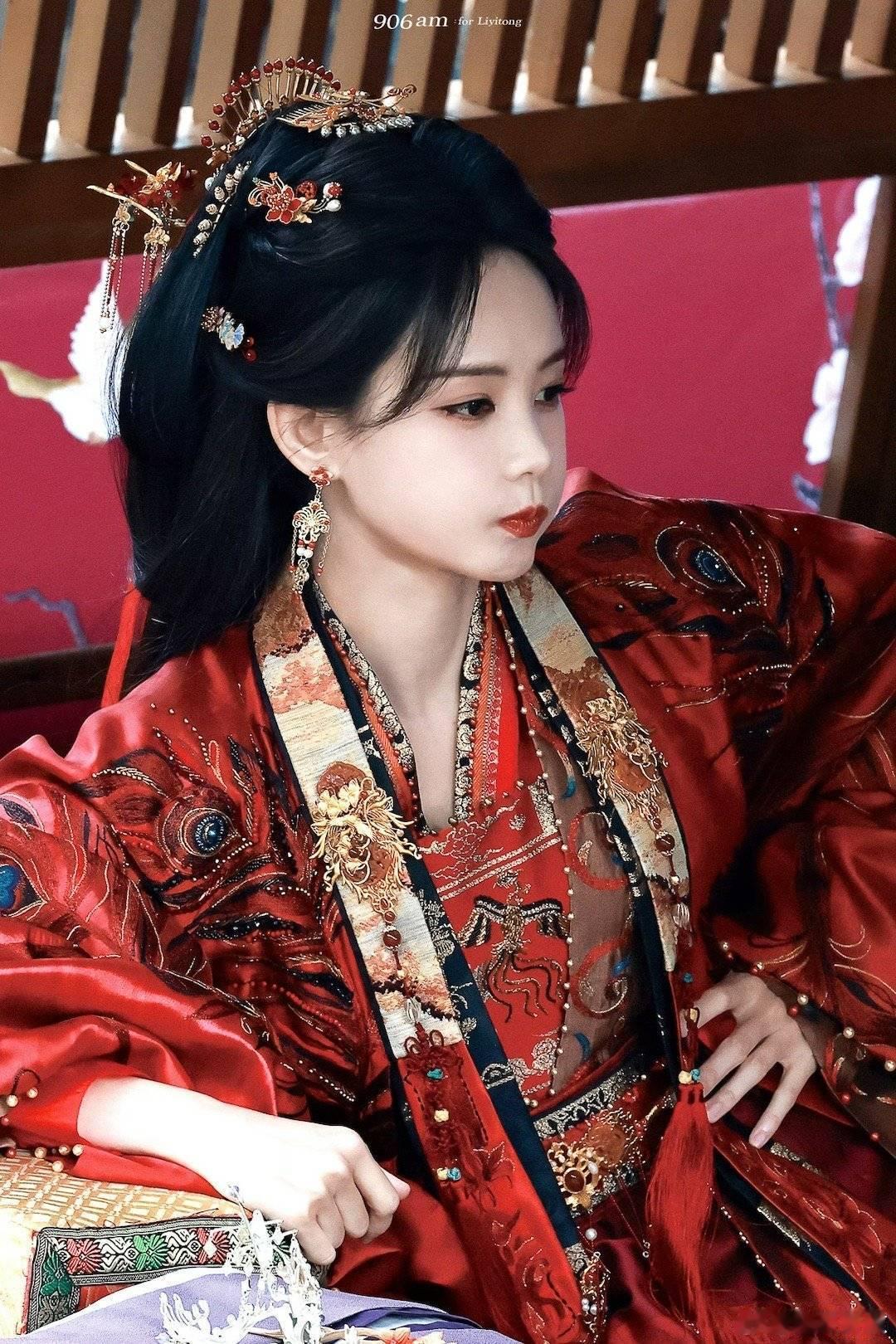 李一桐双平台云包场李一桐散财桐子吧塑造鲜活小财迷范云，李一桐用双平台云包场各 6