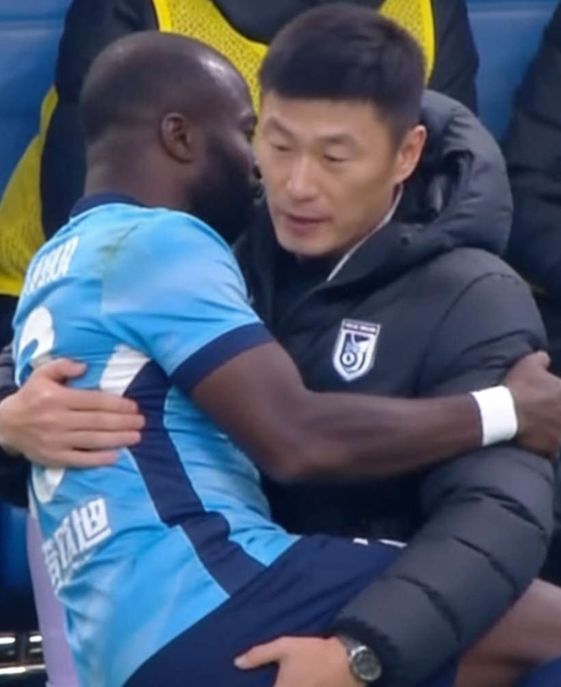 李国旭抱起了他的非洲干爹热点解读大连英博1比0上海海港中超联赛