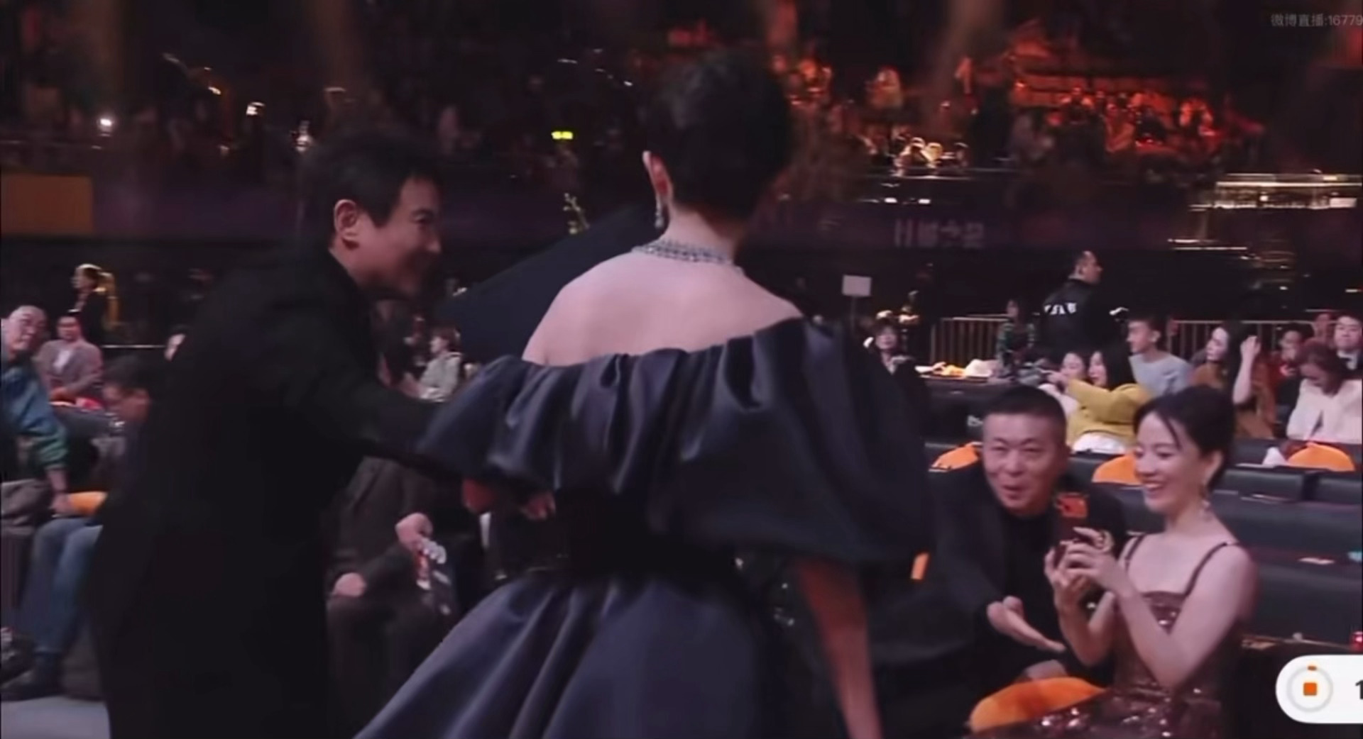 沈腾冲上去扶杨幂然后曹国伟邀请杨幂坐第一排然后杨幂唯一双榜热搜爆开千万热度登顶?