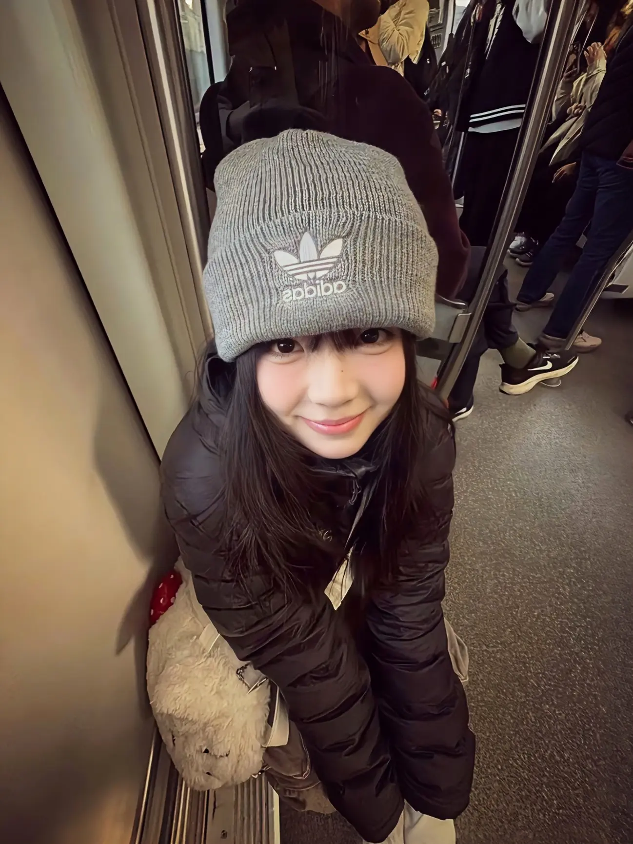她喜欢抚摸路边遇见的小猫 喜欢喝炸炸的汽水 也喜欢踩碎枯叶 捋顺吹乱的...