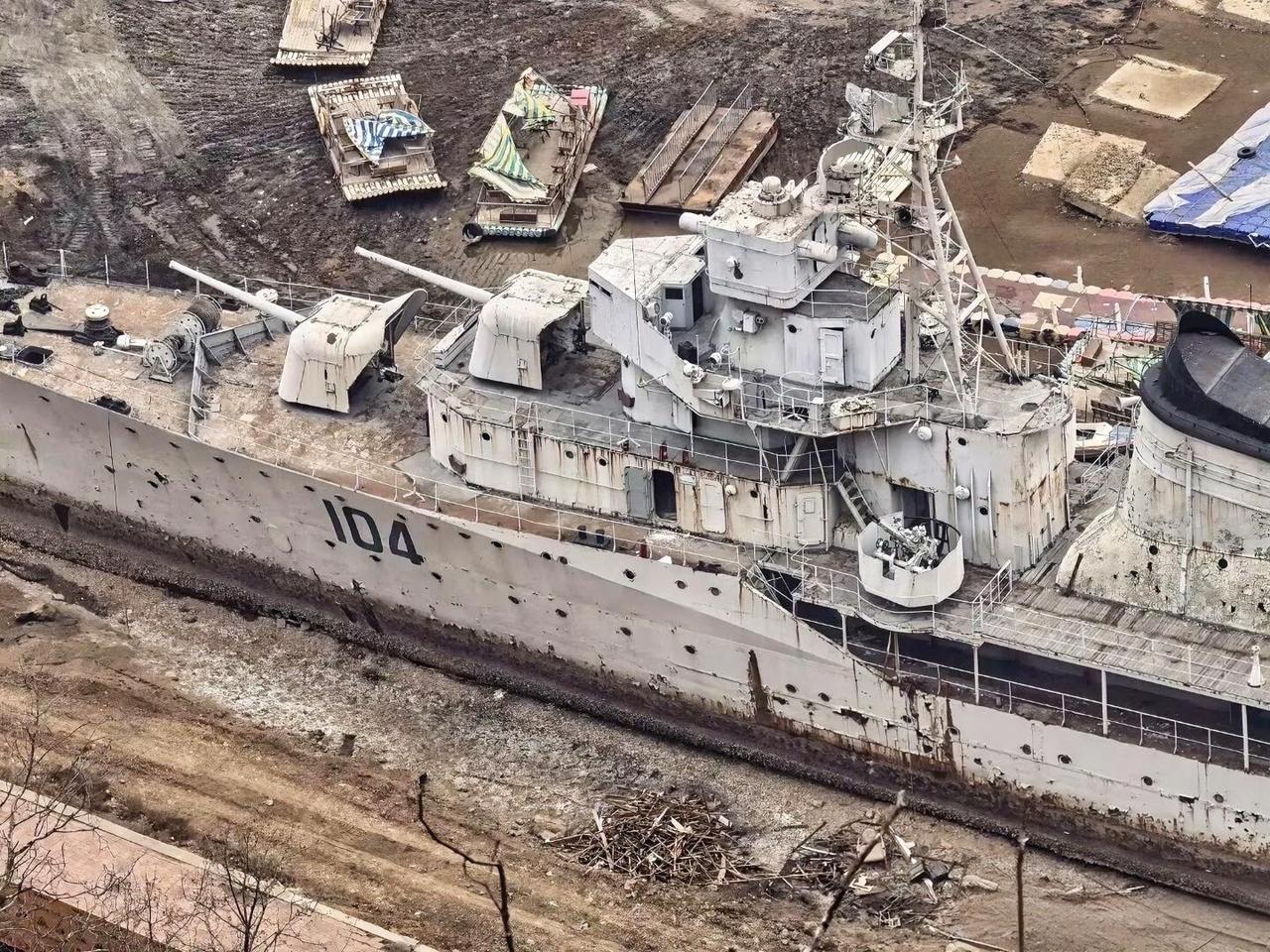 这是老太原舰（舷号104），现在要被拆除了。当年可是我们的主力舰艇。
它原是苏联