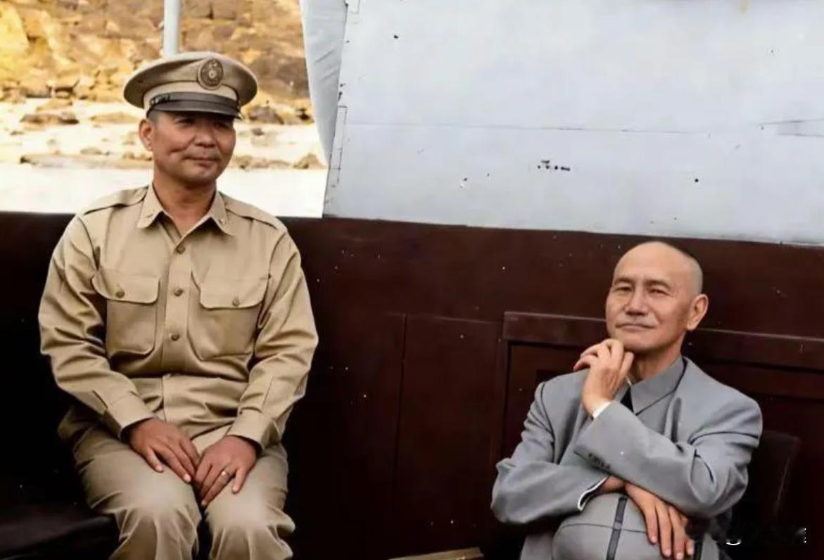 胡琏见到蒋介石，哪怕岁数再大，也依然不敢靠椅背，唯有正襟危坐。

胡琏见蒋介石时