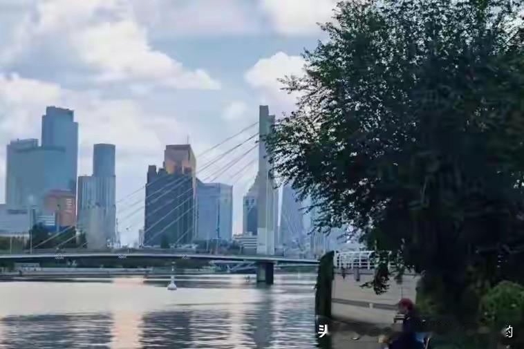 走进大沽河畔的蟾公老酒坊，就像打开了一本尘封200多年的酿酒史书。在莱西市院上镇